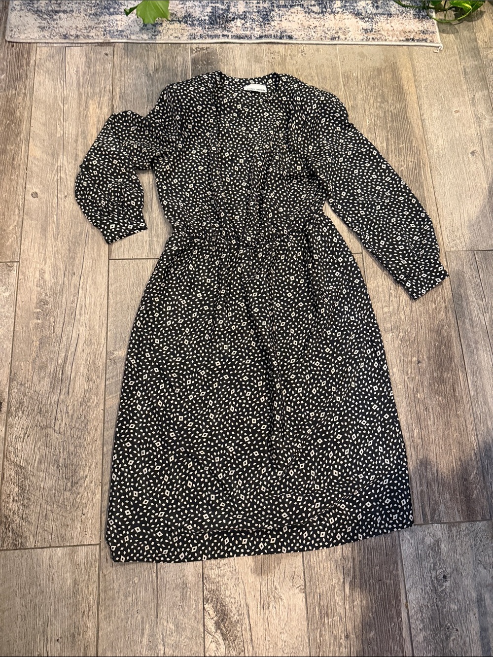 Black & White Long-Sleeve Printed Midi Dress with Elastic Waist
